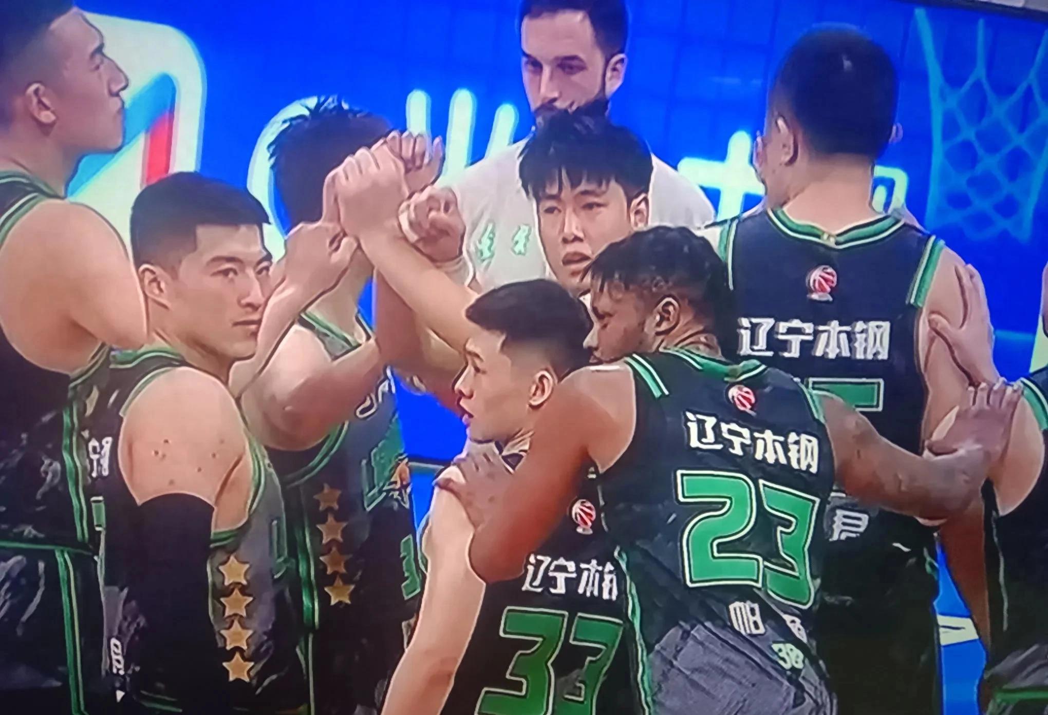 北京首钢击败辽宁男篮，秋水共长天一色的简单介绍